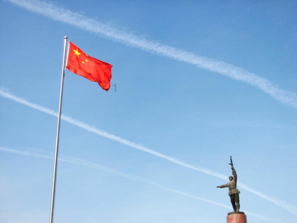 残疾男子摆摊拾荒16年捐出百万（六）：在外面要么吃馍馍要么吃方便面，脚上的鞋十几块钱，衣服穿了12年，“朋友给我买的衣服我悄悄送人了”